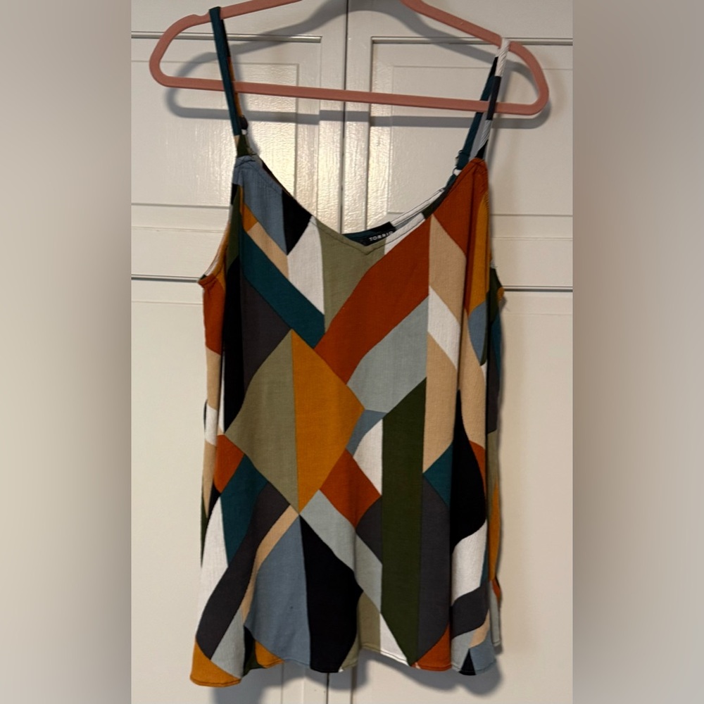 LIKE NEW: Torrid geometric spaghetti step flowy top